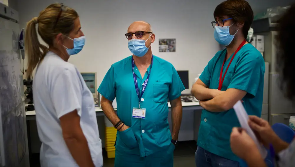 El doctor Martínez, con varios compañeros del laboratorio de la sexta planta del Hospital 12 de Octubre