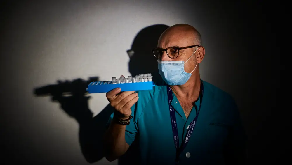 El doctor Joaquín Martínez posa junto a una muestras con las que trabaja en el laboratorio de Biología Molecular