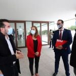 El secretario regional del PSOE, Luis Tudanca, conversa con el alcalde de Soria, Carlos Martínez, a las puertas de las Cortes, en presencia de la viceportavoz socialista Virginia Barcones, entre otros