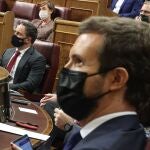El presidente del PP, Pablo Casado, y al fondo, Santiago Abascal.