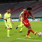 Koman remata el cuarto con tres jugadores del Atlético mirando