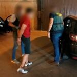 Captura de vídeo sin fechar facilitada este jueves por la Guardia Civil del arresto de un hombre en el ámbito de la investigación del asesinato perpetrado con un disparo en la cabeza cometido hace poco más de un año en una playa de El Campello (Alicante) por parte de dos hermanos que habían sido contratados por un tercero para ejecutar un supuesto ajuste de cuentas