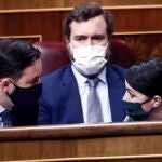 El líder de Vox, Santiago Abascal, su portavoz parlamentario, Iván Espinosa de los Monteros y la diputada Macarena Olona