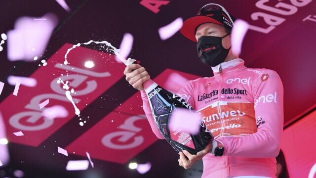 Kelderman, con la maglia rosa de líder del Giro