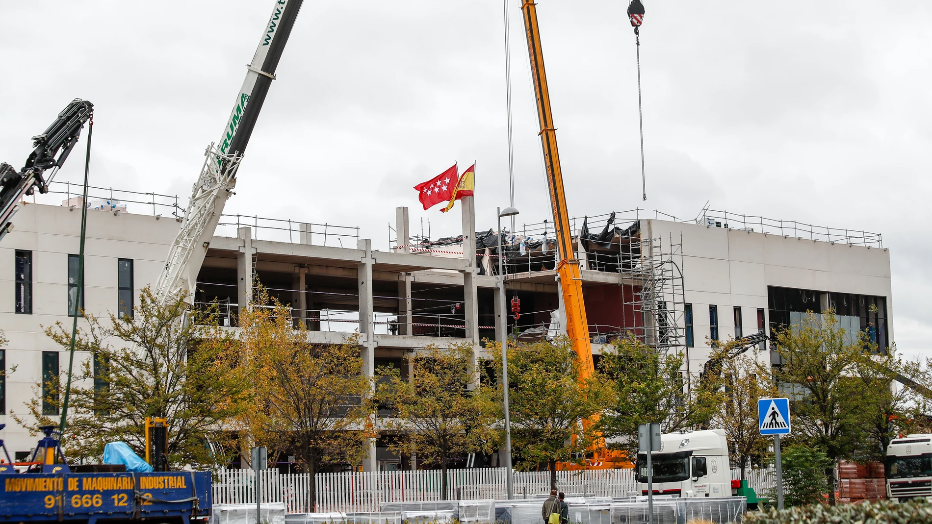 Grúas junto a las obras del nuevo Hospital de Emergencias de la Comunidad de Madrid, el Hospital Isabel Zendal, en la zona de Valdebebas