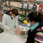 Un farmacéutico realiza una prueba serológica de Covid-19 en la Farmacia Mónica Muradas, en O Carballiño, Orense, Galicia (España)