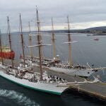 ACOMPAÑA CRÓNICA CHILE MAGALLANES/CH01. PUNTA ARENAS (CHILE) 21/10/2020.-Fotografía cedida que muestra al buque escuela de la Armada española Juan Sebastián de Elcano (i) y al buque escuela de la Armada chilena Esmeralda (d), este miércoles en el puerto de Punta Arenas (Chile), al sur del país, donde tuvo lugar el acto oficial de conmemoración del V centenario de la llegada de la expedición del marino portugués Fernando de Magallanes a la boca oriental del Estrecho de Magallanes, el principal paso natural entre los océanos Atlántico y el Pacífico, lo que permitió circunnavegar por primera vez el planeta. EFE/ARMADA DE CHILE/SÓLO USO EDITORIAL / NO VENTAS
