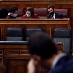 MADRID, 22/10/2020. - El líder del PP, Pablo Casado (d), conversa con Teodoro García Egea y la portavoz de su grupo, Cuca Gamarra, en la segunda sesión del debate de moción de censura presentada por Vox, este jueves en el Congreso. EFE/Mariscal