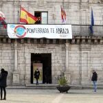 Varias personas pasan junto al ayuntamiento de Ponferrada