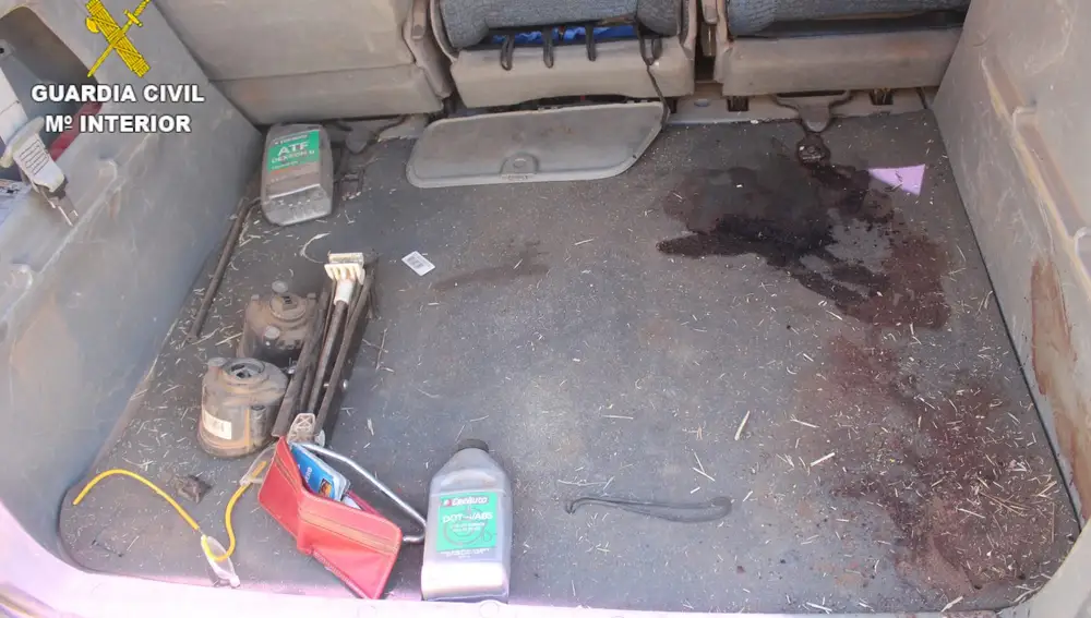 Trasladaron el cadáver de Hernán en el maletero de su coche, en el que aún hay sangre