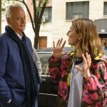 USA4771. LOS ÁNGELES (CA, EEUU), 23/10/2020.- Fotografía cedida por Apple donde aparece la cineasta Sofia Coppola mientras habla con el actor Bill Murray durante el rodaje de la película "On The Rocks" que se estrena esta semana en Apple TV+. La cineasta Sofia Coppola y el actor Bill Murray vuelven a formar el tándem creativo de "Lost in Translation" en la comedia "On The Rocks", una cinta sobre el reencuentro de un padre y una hija en medio de una ruptura amorosa que recuerda a los enredos neoyorquinos de Woody Allen. EFE/Apple /SOLO USO EDITORIAL /NO VENTAS