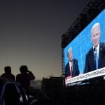Un grupo de gente sigue el debate desde su coche en San Francisco,