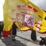 Izado de la bandera nacional durante el homenaje al pueblo de Madrid en su lucha contra la Covid-19, en Valdebebas, Madrid. El acto, organizado por la Junta de Compensación de Valdebebas, ha contado con la presencia del alcalde de Madrid, José Luis Martínez-Almeida, y la vicealcaldesa, Begoña Villacís.