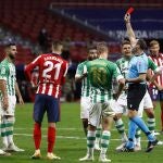 El árbitro expulsa a Martín Montoya frente al Atlético de Madrid.