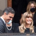 El presidente del Gobierno, Pedro Sánchez, y su esposa Begoña Gómez (d) salen después de un encuentro privado con el Papa Francisco, en el Vaticano.