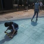 Empleados en Santiago de Chile colocan cintas en un centro de votación en el suelo para el referéndum