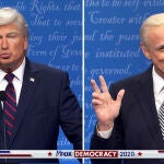 Alec Baldwin (izda.) caracterizado como Trump y Jim Carrey (dcha.) como Biden