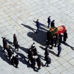 GRAF235 EL ESCORIAL (MADRID) 24/10/2019.- Familiares de Francisco Franco portan el féretro con los restos mortales del dictador tras su exhumación en la basílica del Valle de los Caídos antes de su trasladado al cementerio de El Pardo-Mingorrubio para su reinhumación. EFE/Emilio Naranjo POOL -NO ARCHIVO/NO VENTAS-
