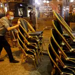 Nice (France), 23/10/2020.- A restaurant worker closes his establishment around midnight as part of a city-wide night time curfew in Nice, France, 24 October 2020. The curfew was originally established on 24 October for a minimum duration of four weeks in Nice and other cities across France to reduce the spread of COVID-19 after a surge in cases of coronavirus across the country, imposed upon 46 million people. The curfew prohibits leaving one's house between 9pm and 6am unless a valid motive is presented. (Francia, Niza) EFE/EPA/SEBASTIEN NOGIER
