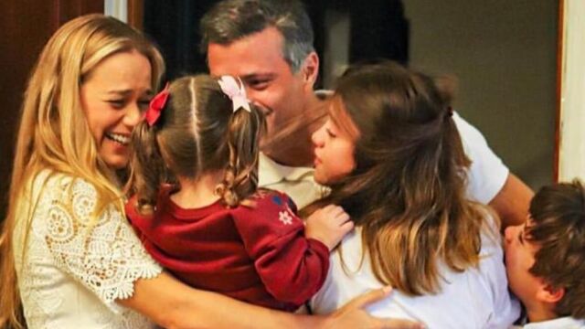 Leopoldo López abraza a sus hijos y a su esposa Lilian Tintori a su llegada a Madrid.