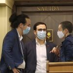 El vicepresidente segundo del Gobierno, Pablo Iglesias (i); y el coordinador federal de IU, Alberto Garzón; mantienen una conversación con la diputada de En Comú Podem, Aína Vidal, durante un Pleno