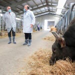 El consejero de Agricultura y Ganadería, Jesús Julio Carnero, visita una explotación ganadera de la provincia de León