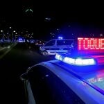 Agentes de la Policía Local de Valencia detienen en un control montado en el puente Assut de l'Or, a los vehículos que aún circulan tras la entrada en vigor del toque de queda.