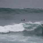 Un surfista coge una ola