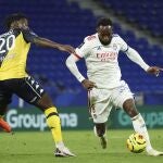 Moussa Dembel&egrave; con el Olympique de Lyon.