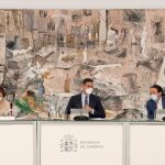 El presidente del Gobierno, Pedro Sánchez (c), preside este domingo un Consejo de Ministros extraordinario para estudiar los términos de un nuevo Real Decreto de estado de alarma, según ha informado la Secretaría de Estado de Comunicación. El presidente ofreció nuevamente el viernes a las comunidades esa posibilidad y la propuesta fue acogida positivamente por la mayoría de las comunidades autónomas.