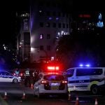 Agentes de la Policía Local de Valencia detienen, en un control montado en el puente Assut de l'Or, a los vehículos que aún circulan tras la entrada en vigor del toque de queda