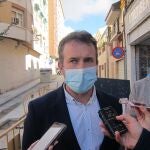 El alcalde de Jaén, Julio Millán, atiende a los periodistas