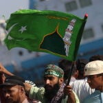 Karachi (Pakistan), 26/10/2020.- Musulmanes en la celebración del Mawlid al-Nabi, el aniversario del nacimiento de Mahoma.