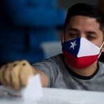 Un hombre ejerce su voto este domingo en el Estadio Nacional en Santiago (Chile).