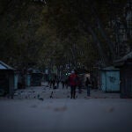 Varias personas caminan por el centro de Barcelona en el primer amanecer después del toque de queda en la ciudad