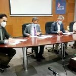 El delegado territorial de la Junta, Augusto Cobos; y los alcaldes de Arroyo de la Encomienda, Sarbelio Fernández; Laguna de Duero, Román Rodríguez, y Medina del Campo, Guzmán Gómez, firman la adhesión de estos ayuntamientos al protocolo de vigilancia de cuarentenas