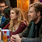 En "Holidate", la nueva comedia romántica de Netflix, dos solteros que odian las celebraciones, acuerdan juntarse durante las fiestas familiares "incómodas".