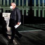 El extesorero de CDC Andreu Viloca, a su llegada a la Ciutat de la Justicia de Barcelona para declarar por videoconferencia ante el juez De la Mata