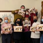 El equipo humano del Restaurante José María de Segovia, con el propio restaurador y su hija y directora, Rocío Ruiz, a la cabeza, posa con el calendario solidario en favor de los enfermos de alzheimer