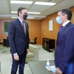 El presidente del Gobierno y secretario general del PSOE, Pedro Sánchez (i), durante su reunión con el opositor venezolano en Leopoldo López en la sede socialista de la calle Ferraz, el 27 de octubre de 2020