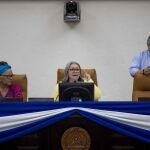 NI2004. MANAGUA (NICARAGUA), 27/10/2020.- Los miembros de la Junta Directiva del parlamento de Nicaragua, la primera secretaria, Loria Raquel Dixon, la primera vicepresidenta, Maritza Espinales, y el presidente, Gustavo Porras, participan de una sesión parlamentaria hoy, en Managua (Nicaragua). La Asamblea Nacional de Nicaragua (Parlamento) aprobó este martes la controvertida Ley Especial de Ciberdelitos, que plantea castigar con cárcel la propagación de noticias falsas y/o tergiversadas que produzcan alarma, temor, zozobra en la población, o a un grupo o sector de ella o a una familia. EFE/ Jorge Torres