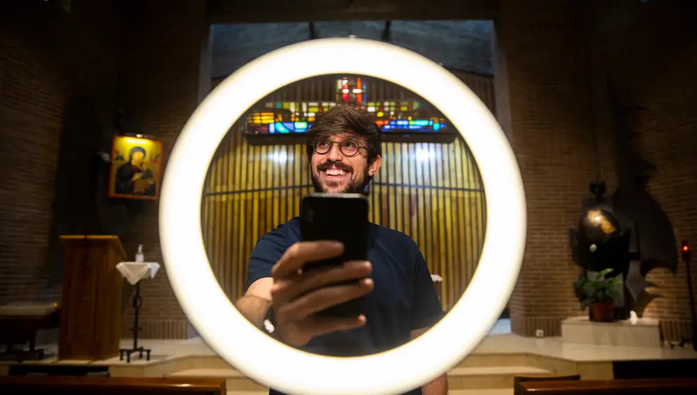 El padre Damián, en la Parroquia de San Gerardo Mayela, en el madrileño barrio de Aluche