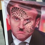 Medio centenar de manifestantes se han congregado este martes en una céntrica plaza de Estambul en contra de Emmanuel Macron
