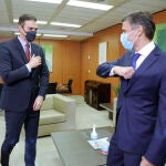 El presidente del Gobierno y secretario general del PSOE, Pedro Sánchez (i) y el opositor venezolano en Leopoldo López, se saludan antes de comenzar una reunión organizada en la sede socialista de la calle Ferraz, en Madrid (España), a 27 de octubre de 2020. Sánchez ha recibido a López dos días después de su llegada a España tras abandonar la embajada española en Caracas, donde se encontraba hospedado desde el 30 de abril de 2019.27 OCTUBRE 2020;LEOPOLDO LOPEZ;SANCHEZ;FERRAZ;PSOEPsoe27/10/2020