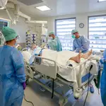 Personal médico trata a un paciente con covid-19 en la UCI de Ixelles, en Bruselas