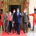 El presidente bolivariano junto a su mujer Cilia Flores en el Palacio de Miraflores antes de dar su rueda de prensa sobre la fuga de Leopoldo López