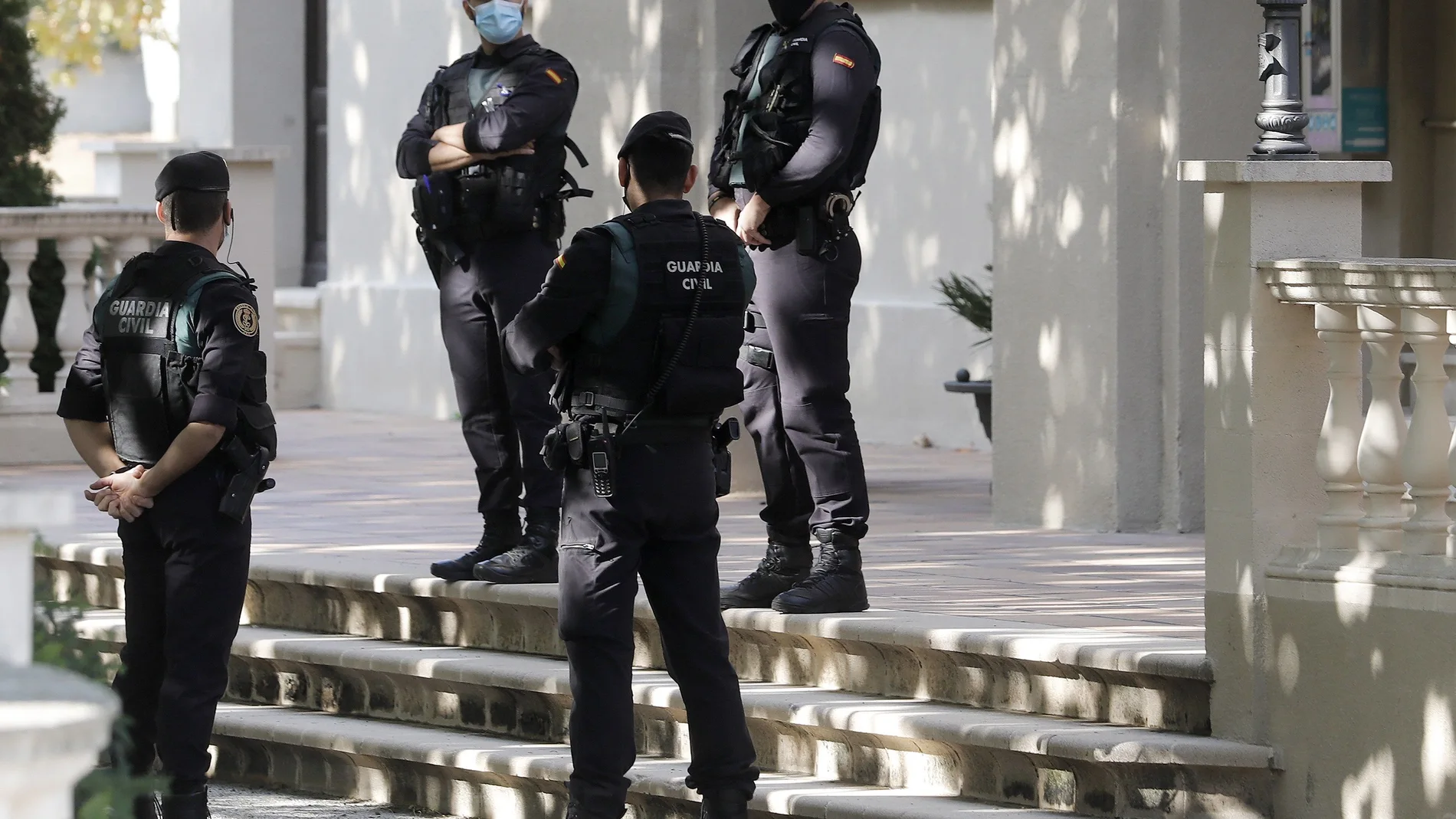 Agentes de la Guardia Civil custodian la puerta del ayuntamiento de Cabrera de Mar (Barcelona) en el marco de una investigación judicial por presunto desvío de fondos para financiar los gastos del expresidente en Waterloo, en la que han sido arrestadas personas de la máxima confianza de su círculo, como el exconseller de ERC Xavier Vendrell, el exalto cargo de CDC David Madí, el empresario Oriol Soler y el editor Josep Lluís Alay.