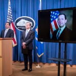 El fiscarl John C. Demers,y el director del FBI, Christopher Wray, participan en la conferencia sobre la "operación Fox Hunt"