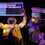 Unas doscientas personas participan este miércoles en una protesta frente al cuartel de la Guardia Civil donde se encuentra uno de los nuevos detenidos por el Procés en Barcelona, en una jornada en que el independentismo se moviliza en varios puntos de la geografía catalana para protestar contra las nuevas detenciones llevadas a cabo por la Guardia Civil en el marco de la denominada Operación Volhov. EFE/Marta Pérez