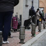 Decenas de personas forman cola cada día alrededor de la Iglesia de San Ramón Nonato en Vallecas